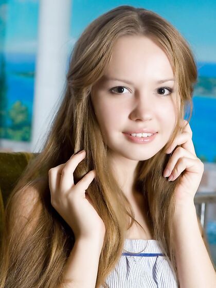 Teen Looking Babe Virginia Sun Is Erotically Shaking Her Nude Round Booty
