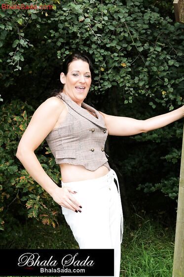 Hot milf goes nude in local park