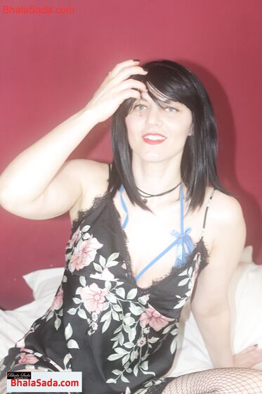 Nikki Beee chats nude then has fun with lots of toys
