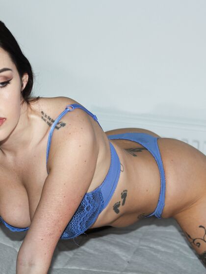 Rebecca Louise chats nude then plays with her toys