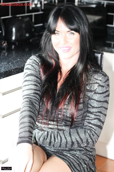 Raven Lee nude and sexy chats in her kitchen