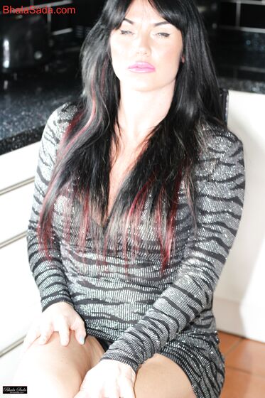 Raven Lee nude and sexy chats in her kitchen