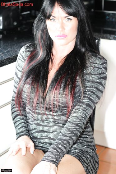 Raven Lee nude and sexy chats in her kitchen