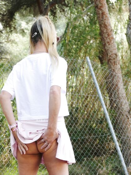 outdoor flashing fingering in short pink skirt and bad crop top