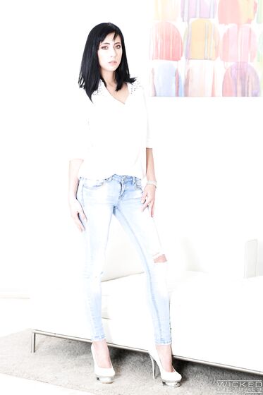 Black-haired Bombshell With Natural Boobs Screwed In The Living Room photos (Neeo)