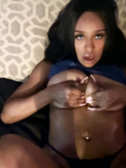 Savannah Skye Warms Up With Her Favorite Sex Toy Before Fucking