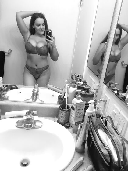 300 Naughty Selfies & BTS Pics Free Gallery