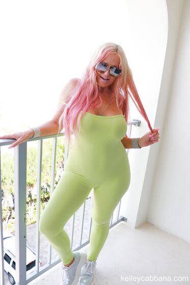 NEON BUBBLE BUTT