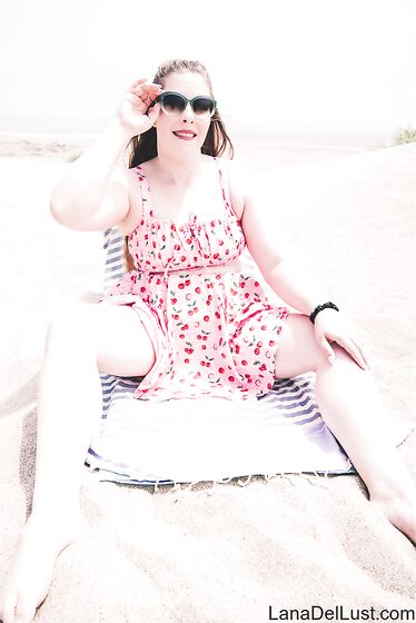 Cherry Kiss Beach Babe - Zip