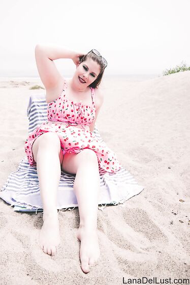Cherry Kiss Beach Babe - Zip
