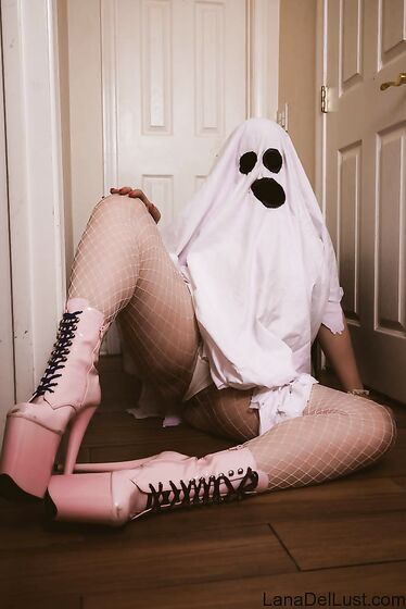 Spooky Ghost Babe - Free