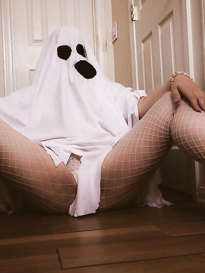 Spooky Ghost Babe - Free
