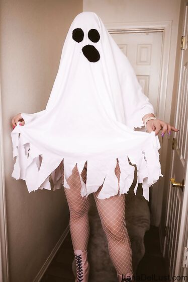 Spooky Ghost Babe - Free