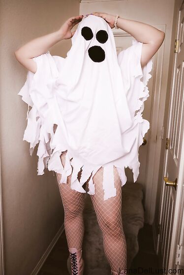 Spooky Ghost Babe - Free