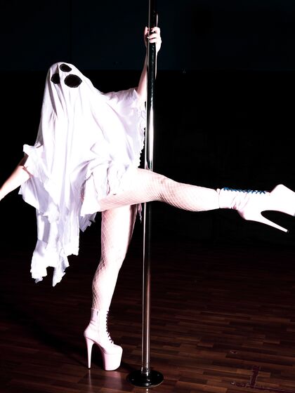 Pole Dancing Ghost - Zip