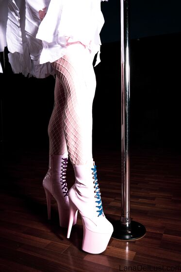 Pole Dancing Ghost - Zip