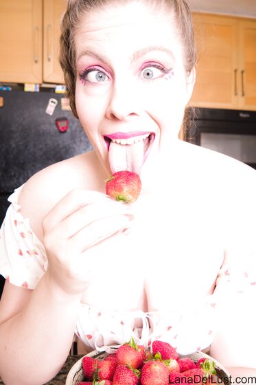 Strawberry Fool And Whipped Cream - Zip