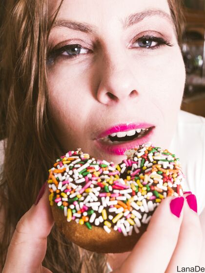 Sweet Doughnut Babe - Zip