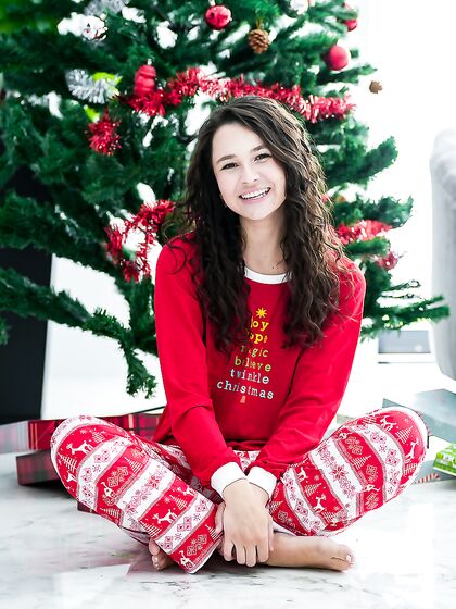 Smiley Brunette Liza Jordan Gets Screwed By The Christmas Tree photos (Liz Jordan)