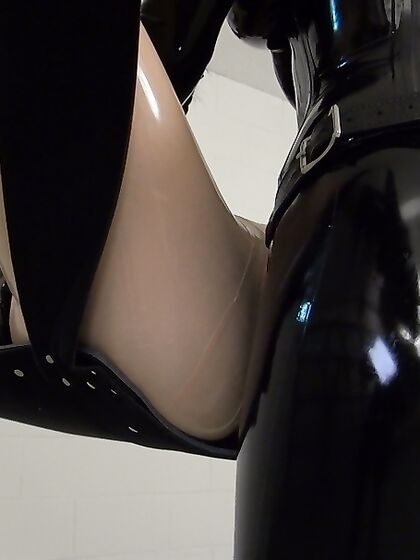 LATEX LARA -Strapon fucking Lea`s Rubberdoll pussy