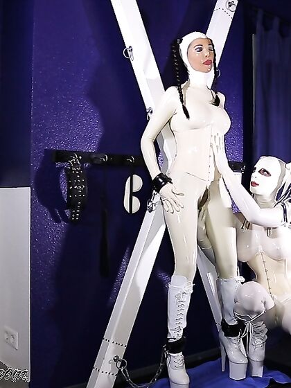 White Rubberdolls at the Cross