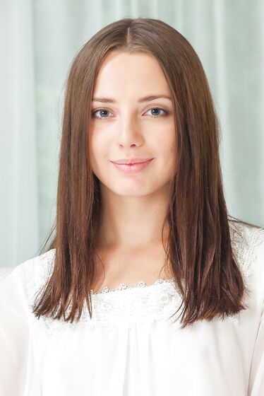 Shaved Brunette Honey Chanice Proudly Presents Her Angelic Body In A Softcore Session.
