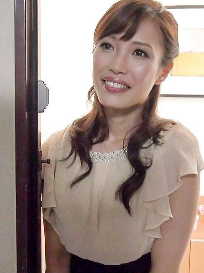 Yura Hitomi Gets Her Trimmed Pussy Drilled And Filled With Hot Jizz