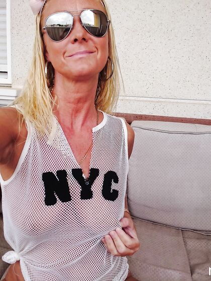 Spreading and fingering naked in string vest