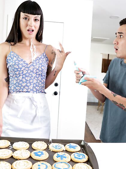 Let Me Make Sure That Cookie Gets Some Icing Stepmom - S1:E5