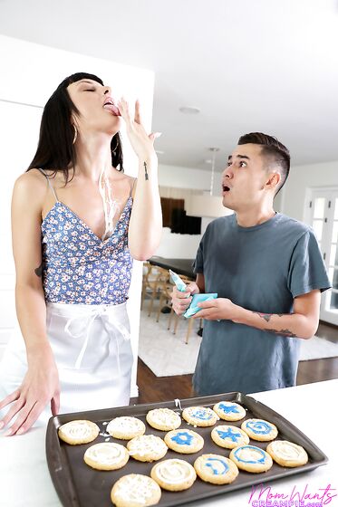 Let Me Make Sure That Cookie Gets Some Icing Stepmom - S1:E5
