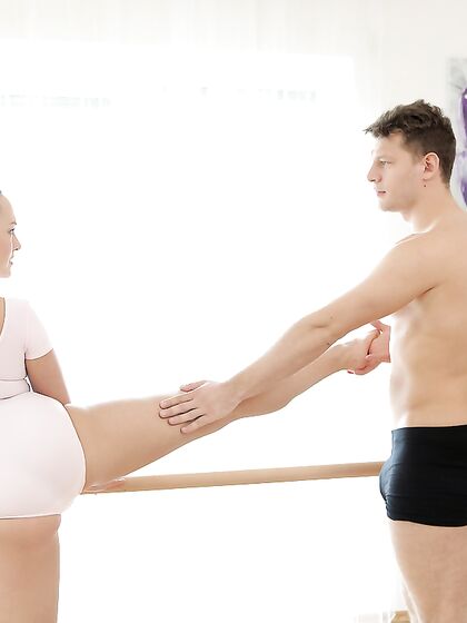 Flexible Dancer Swallows Cum - S4:E2