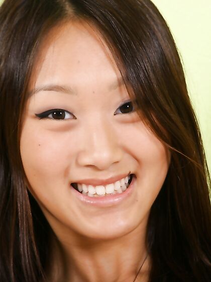 Exotic Asian Girl Evelyn Lin With Alluring Smile Gets Naked And Exposes Her Hole On The Bed