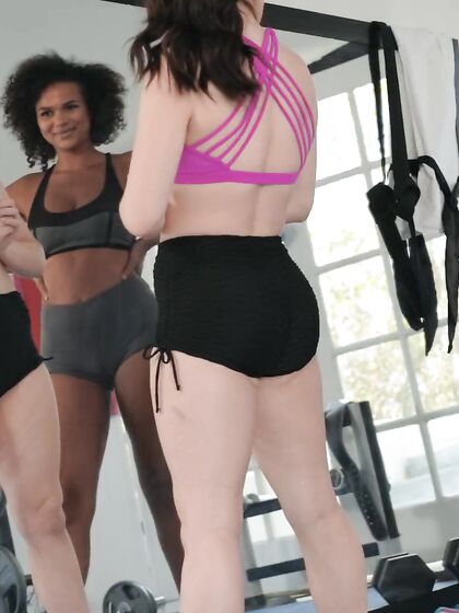 Lily Lou Pleases Curly-haired Ebony With Her Tongue photos (Alina Ali)