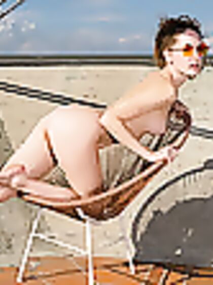Guinevere Huney: Sexy On The Roof