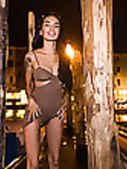 Dulce: Nighttime Venice Without Panties