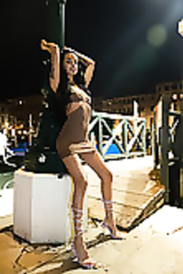 Dulce: Nighttime Venice Without Panties
