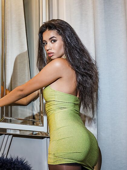 Valery Ponce: Irresistible Beauty