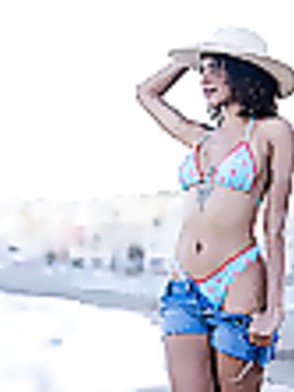 Abril: Vacation At Sea