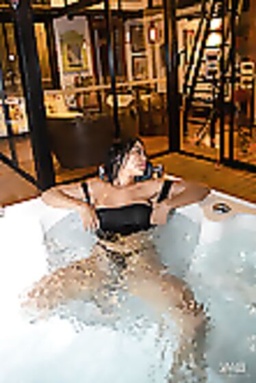 Kaley Jones: Fun In Jacuzzi