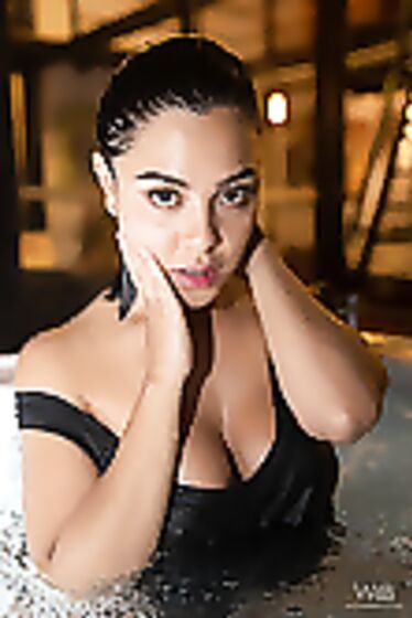 Kaley Jones: Fun In Jacuzzi