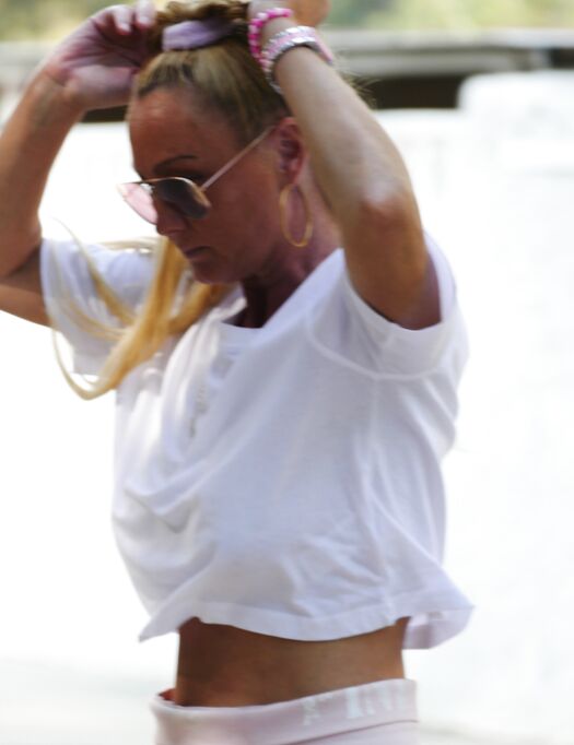 outdoor flashing fingering in short pink skirt and bad crop top