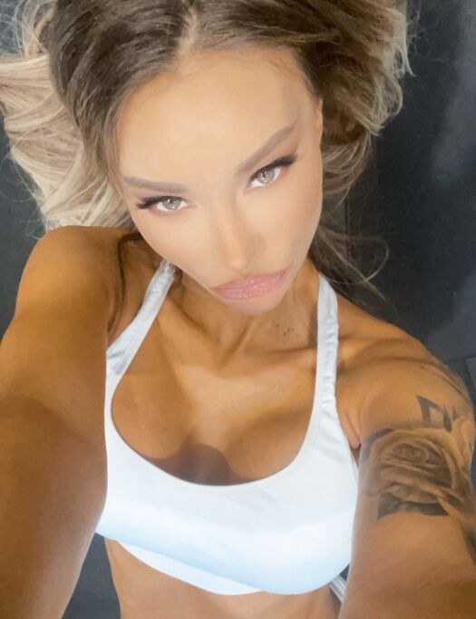 Athletic Monika Fox Masturbates