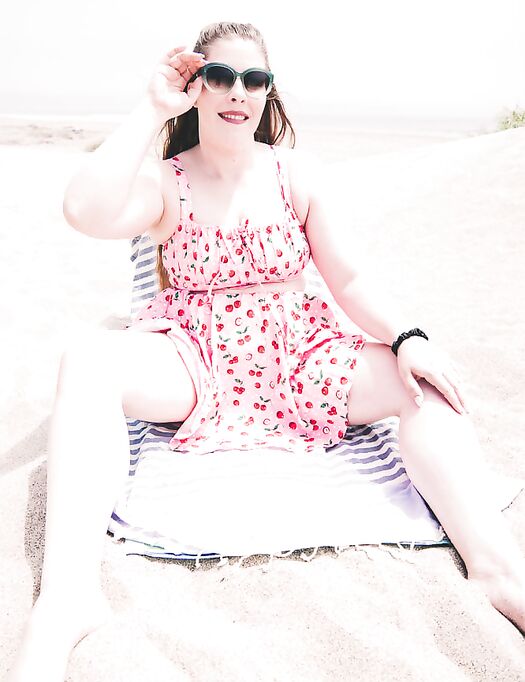 Cherry Kiss Beach Babe - Zip