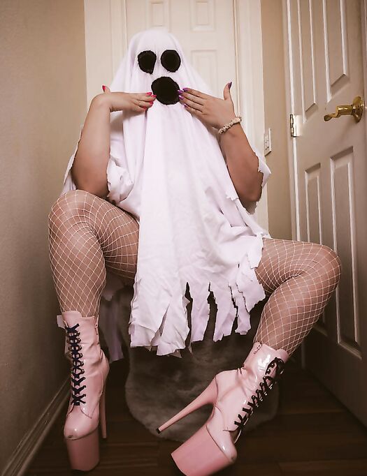 Spooky Ghost Babe - Free