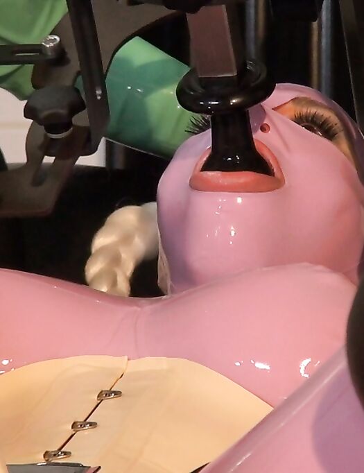 Latex Lara treated on the Boomer Stylefetish chair