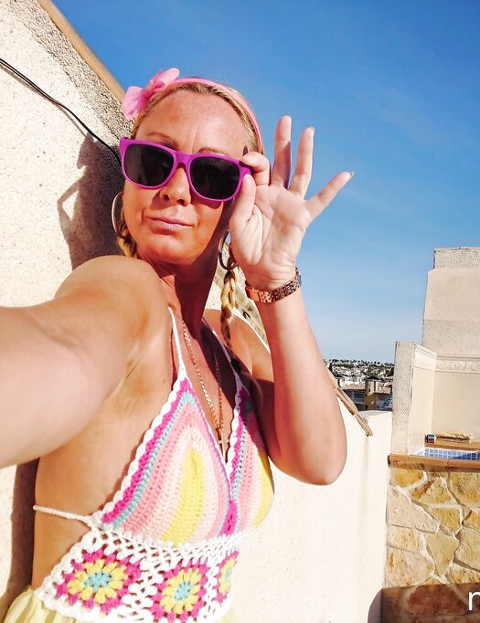 fingering and spreading outside in tiny top
