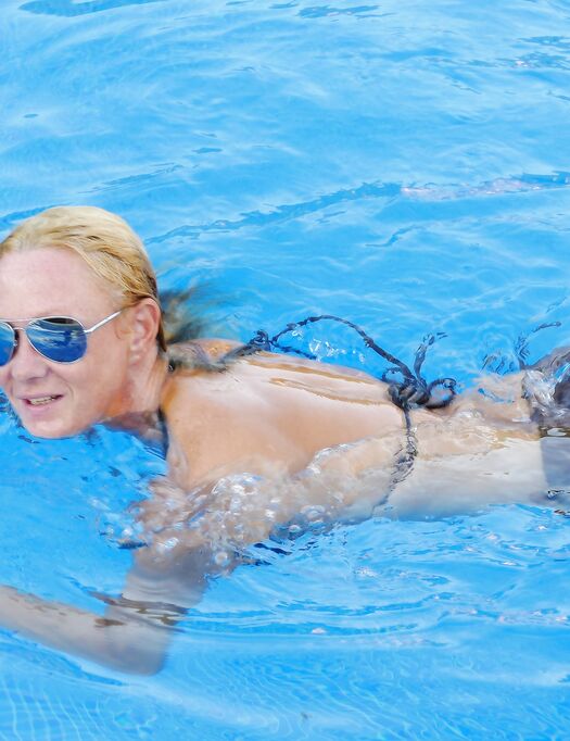 Anal play in my bikini in the public pool