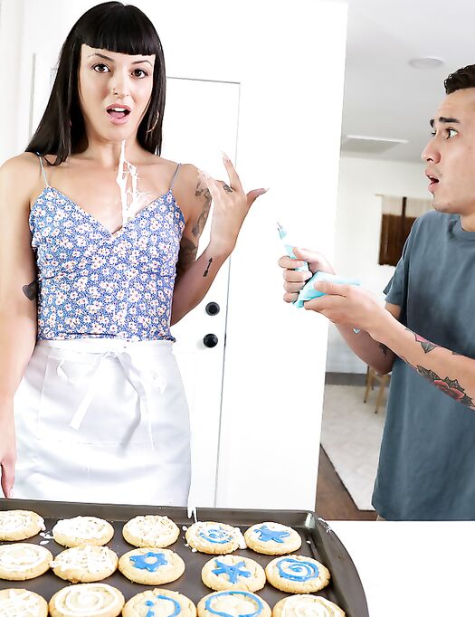 Let Me Make Sure That Cookie Gets Some Icing Stepmom - S1:E5