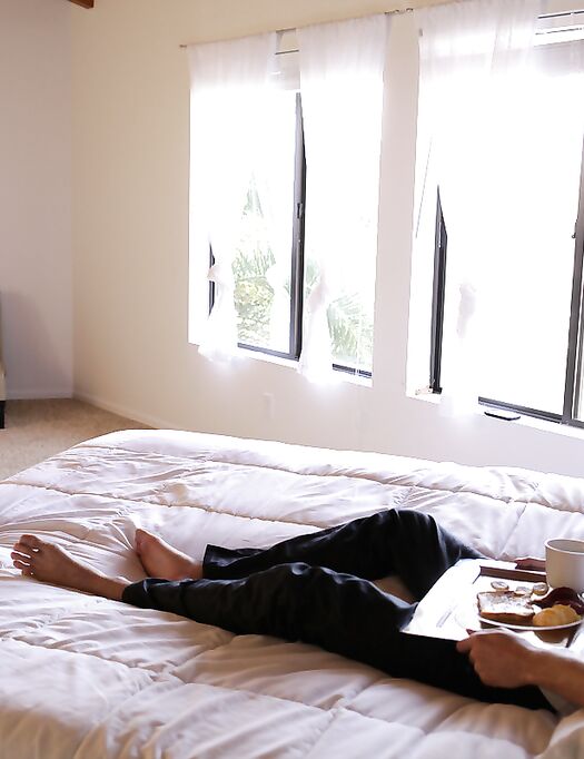 Breakfast In Bed - S10:E22