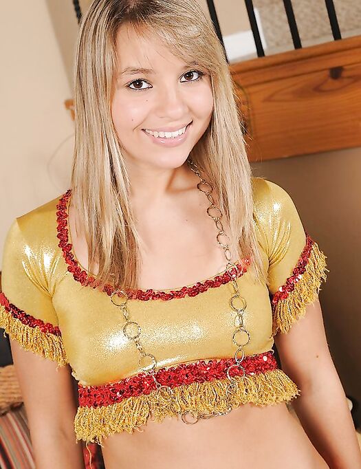 Hot Young Babe Amy Anderson Looks So Innocent But She Goes Really Wild With Her Sex Toys